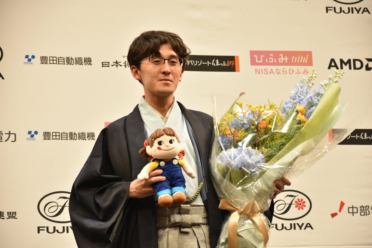 伊藤叡王は防衛会見にて「シリーズを通して押されている時間が長く、防衛という結果は不思議な感覚」と胸の内を明かした（提供：日本将棋連盟）