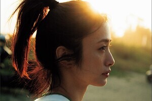 上戸彩が15年ぶりに発売する写真集『Midday Reverie』の表紙が公開