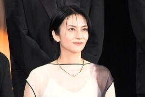 柴咲コウ、スラリとした二の腕のぞかせる透け感ドレスで魅了　自身の信じるものを告白