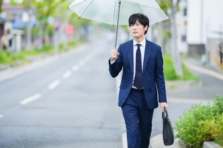 雨の日こそ品格が試される──梅雨の出勤に備えるビジネスマンの装い5選