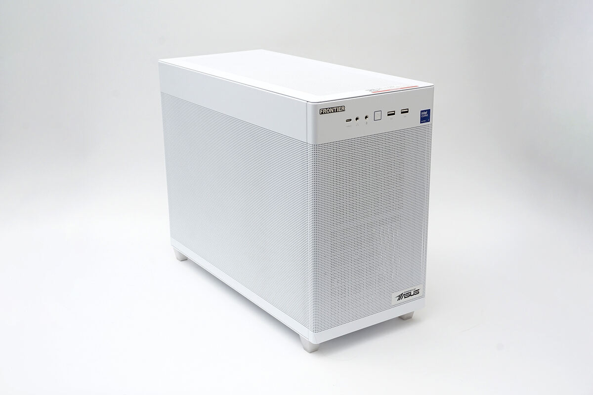 ASUS×FRONTIERコラボモデルの「FRAFB860/C」。コンパクトなゲーミングデスクトップPCだ。標準構成で367,800円から