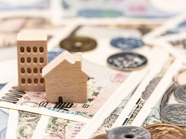 
                年金制度にまつわることは、難しい用語が多くて、ますます不安になってしまう人も……。今回は、年金だけで生活が苦しい場合の対策について、年金初心者の方の疑問に回答します。
            