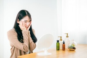 敏感肌でも使える？話題の美容成分「ナイアシンアミド」の安全性とは