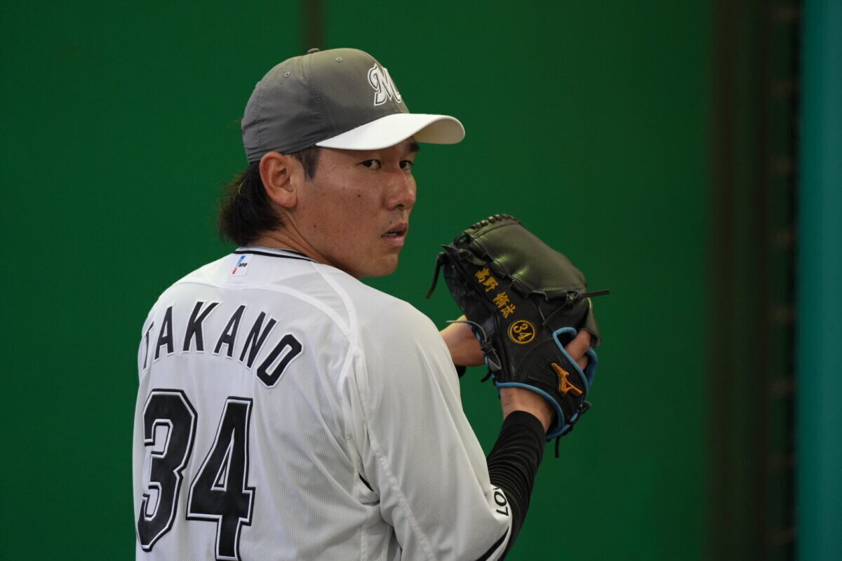 投球練習をするロッテ・高野脩汰［撮影＝山下拓人］