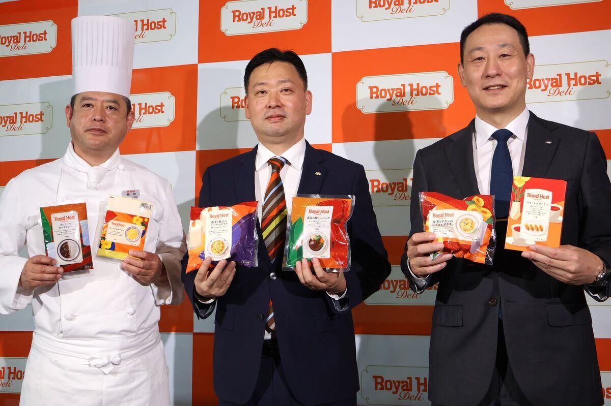 ニューを開発したロイヤル株式会社セントラルキッチン統括料理長倉持敏一氏とともに 