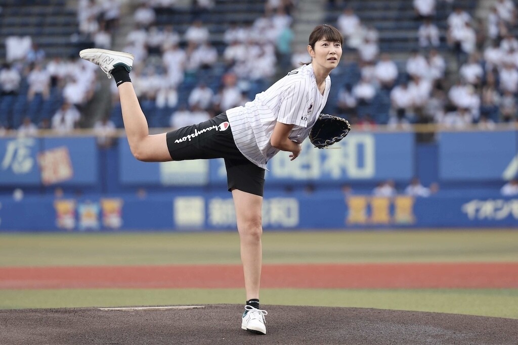始球式を行った狩野舞子さん（球団提供）