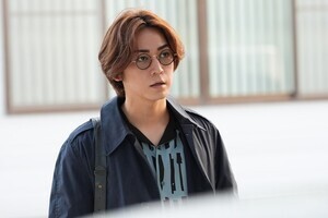 亀梨和也、ボイスレコーダーを手に不敵な笑み「良いコメント、いただきました」