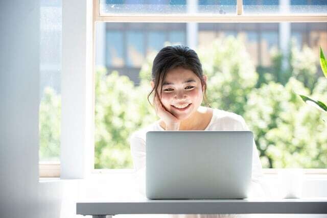 
                これまで数多くの「1000万円以上貯めている人」に話を聞いてきた筆者ですが、皆さん、金利上昇についても非常に敏感だと感じます。ではいったいどんなところをチェックしてどんな行動をしているのか、ポイントを見ていきましょう。※サムネイル画像：amanaimages
            