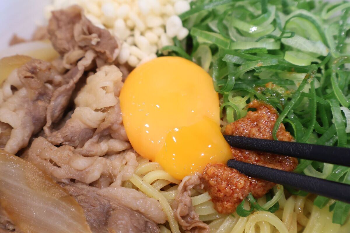 生卵の黄身をとろ～っとさせる瞬間はたまらない！
