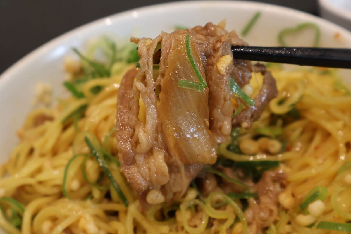 まぜそばだけでも美味しいのに、牛肉もある贅沢！