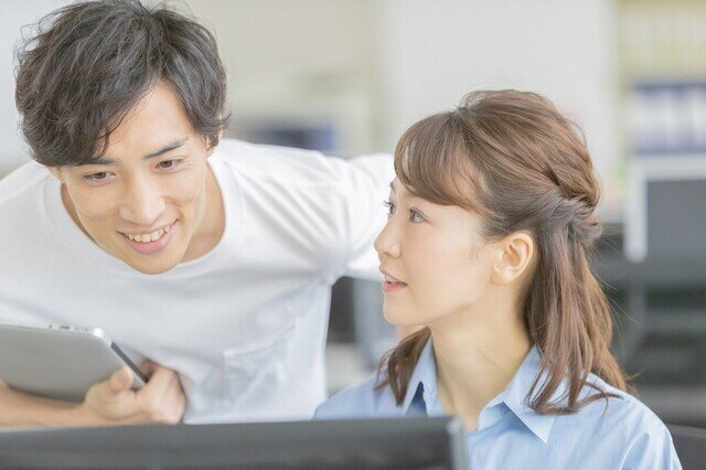 既婚女性が好きな男性にとる態度とは? 好意のサインや対処法も紹介
