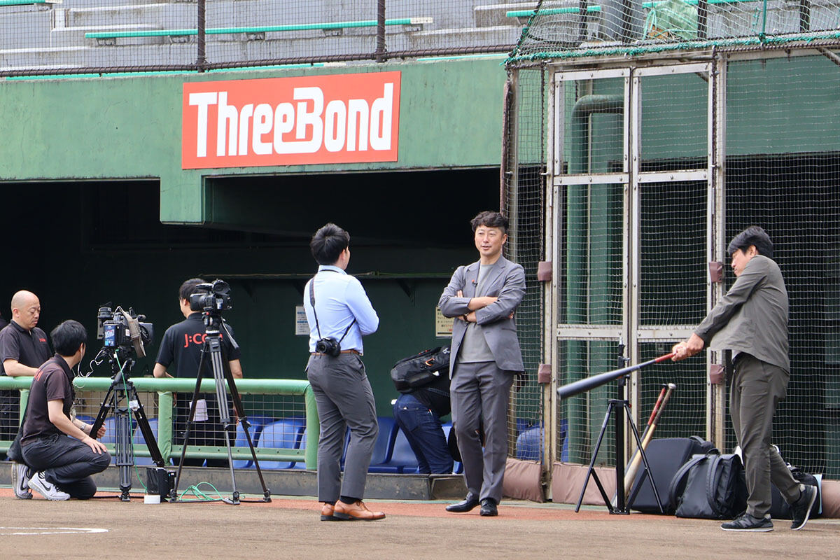撮影の合間にバットを手に取る豊嶋さん