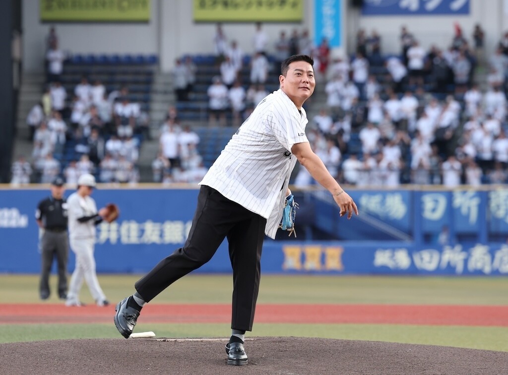 始球式を行ったマリーンズOBの金泰均さん（球団提供）
