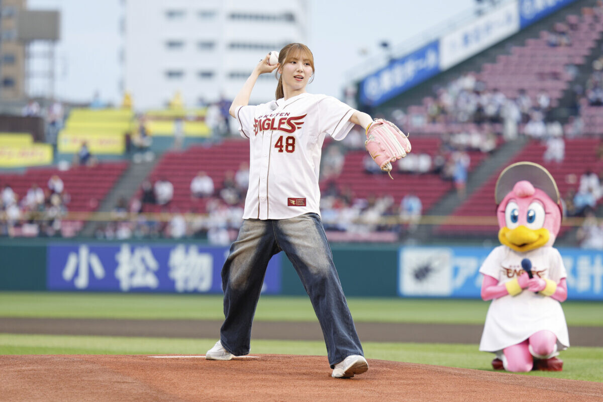 セレモニアルピッチを行ったSKE48の菅原茉椰さん ⓒRakuten Eagles