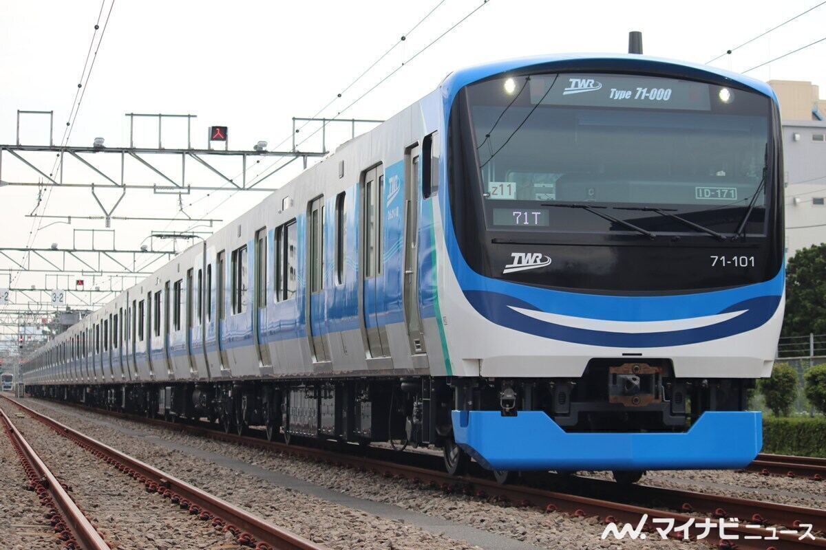 りんかい線の新型車両71-000形が報道関係者らに公開された