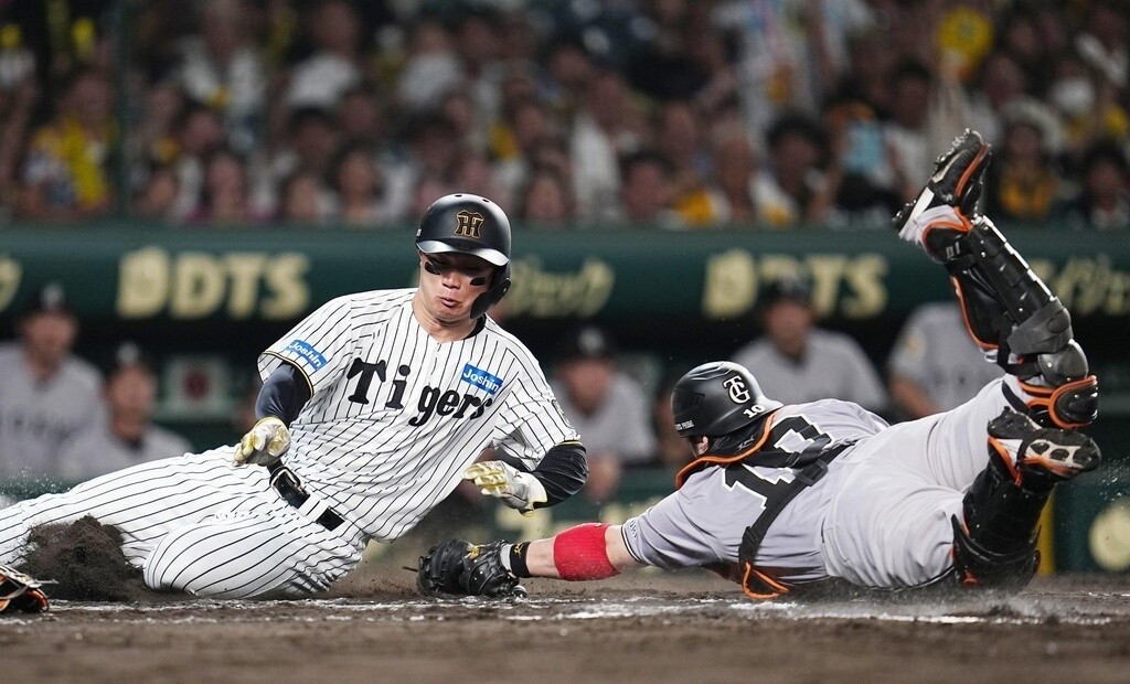 8回阪神二死一、二塁、大山の遊撃内野安打で二走森下が捕手甲斐のタッチをかいくぐり決勝の生還(C)Kyodo News