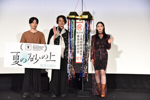映画『夏の砂の上』の舞台挨拶にオダギリジョーと髙石あかりらが登壇