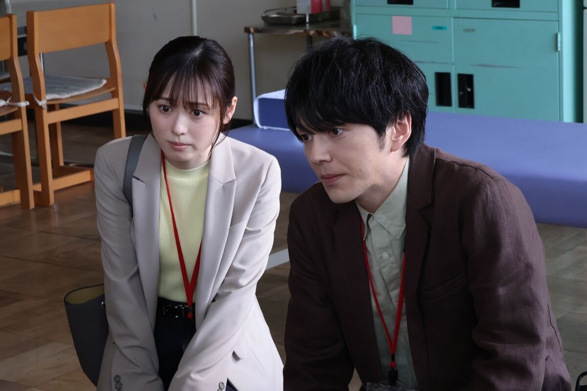 福原遥(左)と林遣都＝『明日はもっと、いい日になる』第1話より　(C)フジテレビ