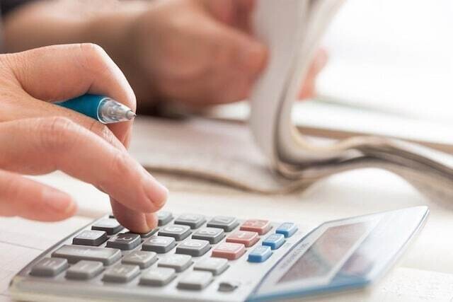
                年金制度にまつわることは、難しい用語が多くて、ますます不安になってしまう人もいるのではないでしょうか。そんな年金初心者の方の疑問に、専門家が回答します。今回は在職老齢年金制度の計算に、生命保険会社の個人年金額は含めるのかについてです。※サムネイル画像出典：PIXTA（ピクスタ）
            