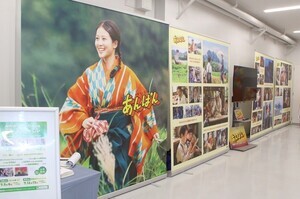 小道具のあんぱん、今田美桜・横浜流星らの巨大ビジュアルも! 東京タワーで『あんぱん』『べらぼう』の世界に触れる