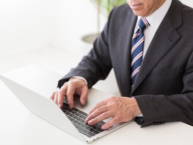 
                相談者は、会社員として働く54歳の女性の方。ご主人が地元の中堅企業に転職し、減収。お子さんの大学院費用、自分たちの老後資金など、不安とのこと。ファイナンシャル・プランナーの深野康彦さんがアドバイスします。
            