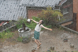 映画『夏の砂の上』のクライマックスとなる雨中の場面写真が公開