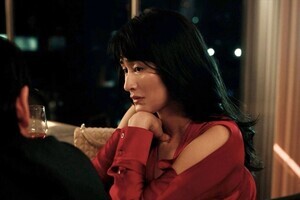 「ツワモノ揃い」「豪華すぎる」小雪が真っ赤なワンピース姿で強烈なインパクト　『しあわせな結婚』第1話サプライズゲストが話題