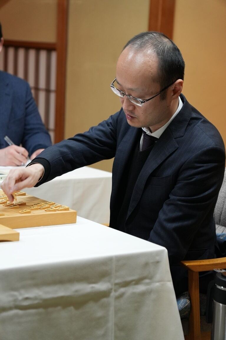 渡辺九段は佐々木八段との９度目の対戦にして初勝利を挙げた（うち２局は不戦敗）（写真は第83期Ａ級順位戦最終局のもの　撮影：編集部）