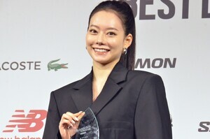 なごみ、圧巻美脚を大胆披露　スニーカー賞に喜び「マストアイテム」