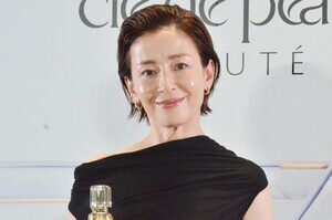 宮沢りえ、ボディライン際立つ衣装で美貌放つ　スリットから美脚も披露