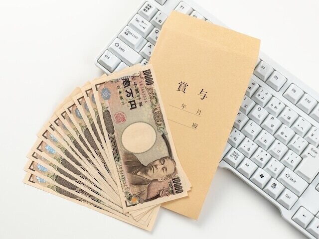 
                日本経済新聞社の調査によると、大手企業の2025年夏のボーナスは前年比5.91％増となり、4年連続で過去最高を更新しました。平均支給額は98万6233円で、100万円を超える企業は全体の約3割を占める結果に。平均支給額ランキングや業種別のボーナス事情を紹介します。※サムネイル画像出典：PIXTA
            
