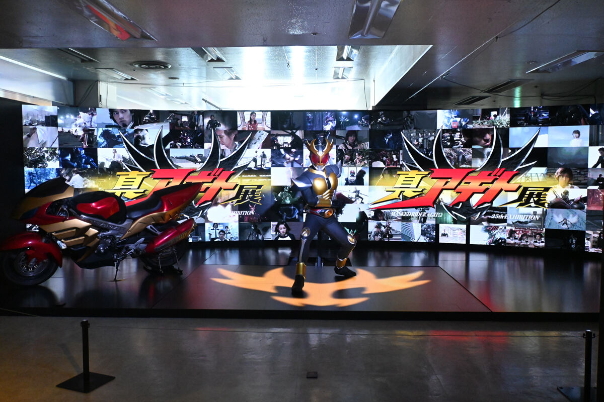 エントランスでキックの構えをするアギトとマシントルネイダーが展示