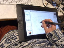 現役クリエイターがcintiqシリーズを徹底調査 4 机のどこに Cintiq 13hd を配置するか問題 マイナビニュース