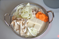 スープが煮たってきたら各種具材を加えて全体に火が通ったら完成