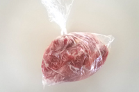 ポリ袋に豚肉・塩を入れてよくもみこみ、かたくり粉を入れてなじませる