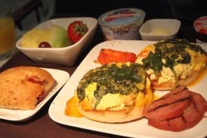 航空トリビア 第2回 機内食の不思議「日本発より欧州発のオムレツがおいしい理由」