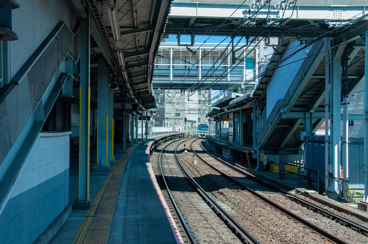 レトロな雰囲気のある相対式の細長いホーム（写真：マイナビニュース）