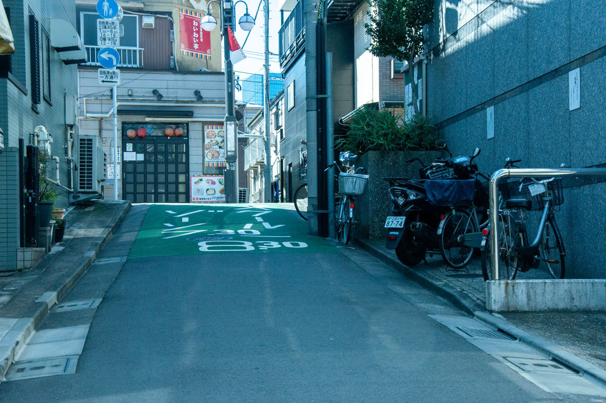 旧東海道と海との境と思われる坂道