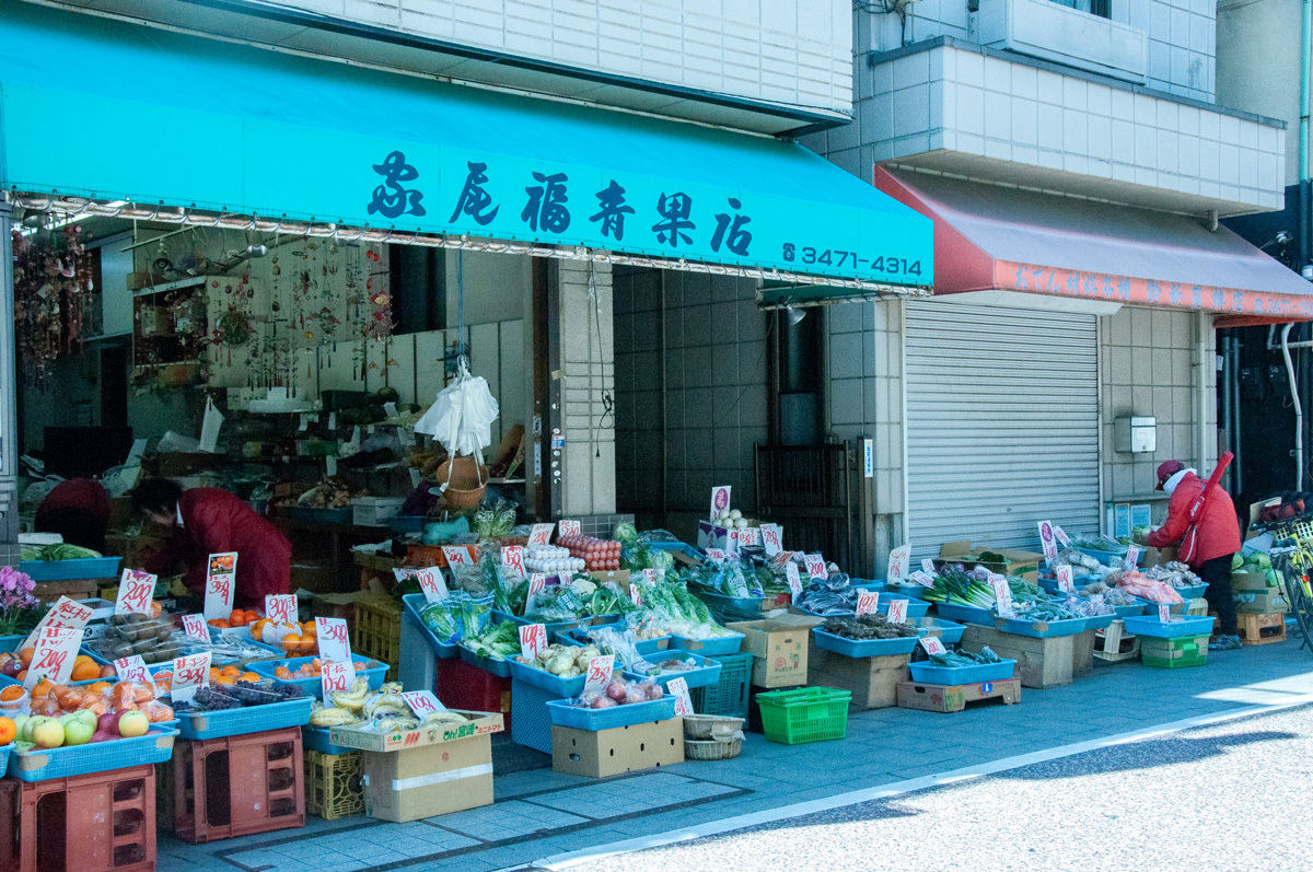 毎日立ち寄りたくなる八百屋も軒を連ねる