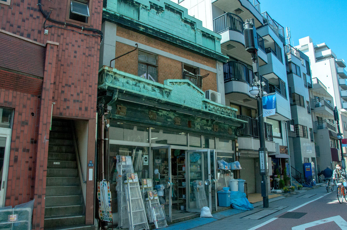 昔懐かしい「看板建築」の店舗が点在