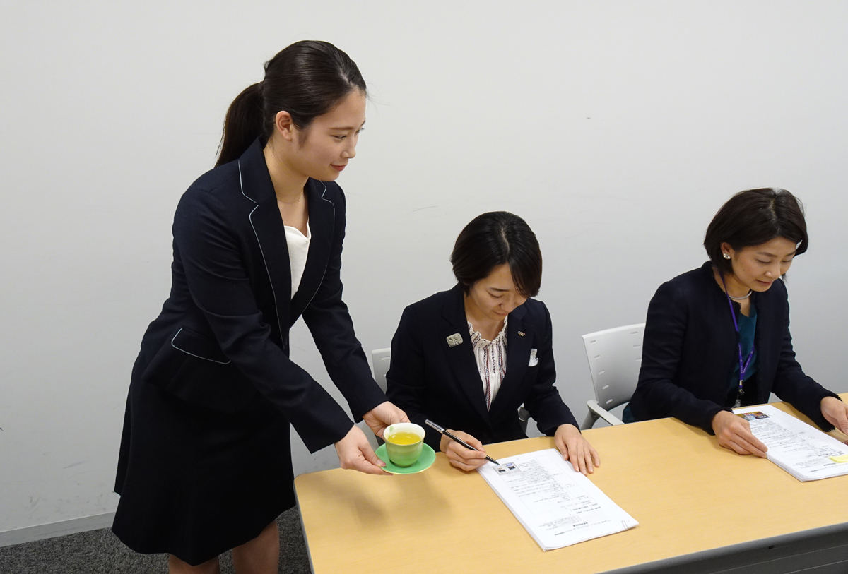 来客時のお茶出しのマナーはできていますか?