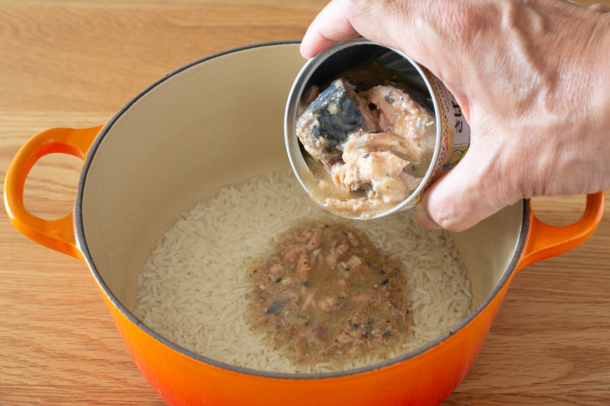 崩したサバ缶をお米に加える