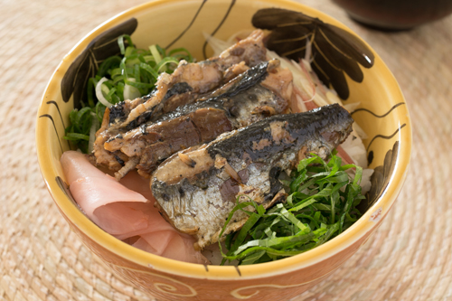 炙りいわし丼の盛り付け