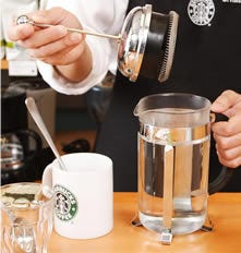 自宅でおいしいコーヒーを楽しむために(1) コーヒープレスの使い方を