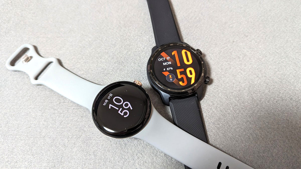 Googleの「Pixel Watch」（左）と、Mobvoi社の「TicWatch Pro 3 Ultra GPS」（右）。バージョンは違うが、どちらもWear OSを搭載している