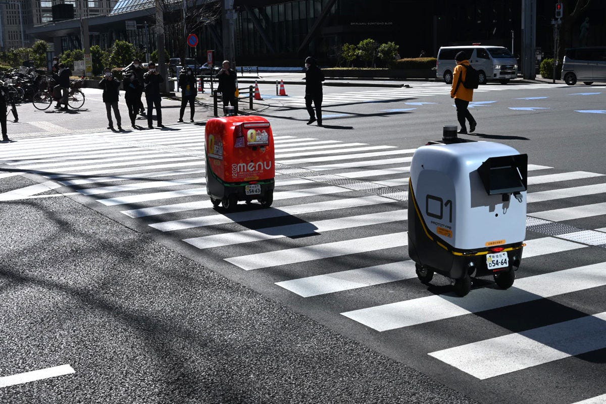 信号のある横断歩道もスイスイ横断する自動運転ロボットたち