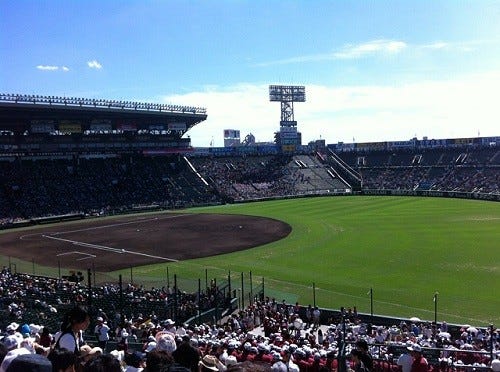 デート百景 13 兵庫県西宮市の阪神甲子園球場で母校の野球部を応援