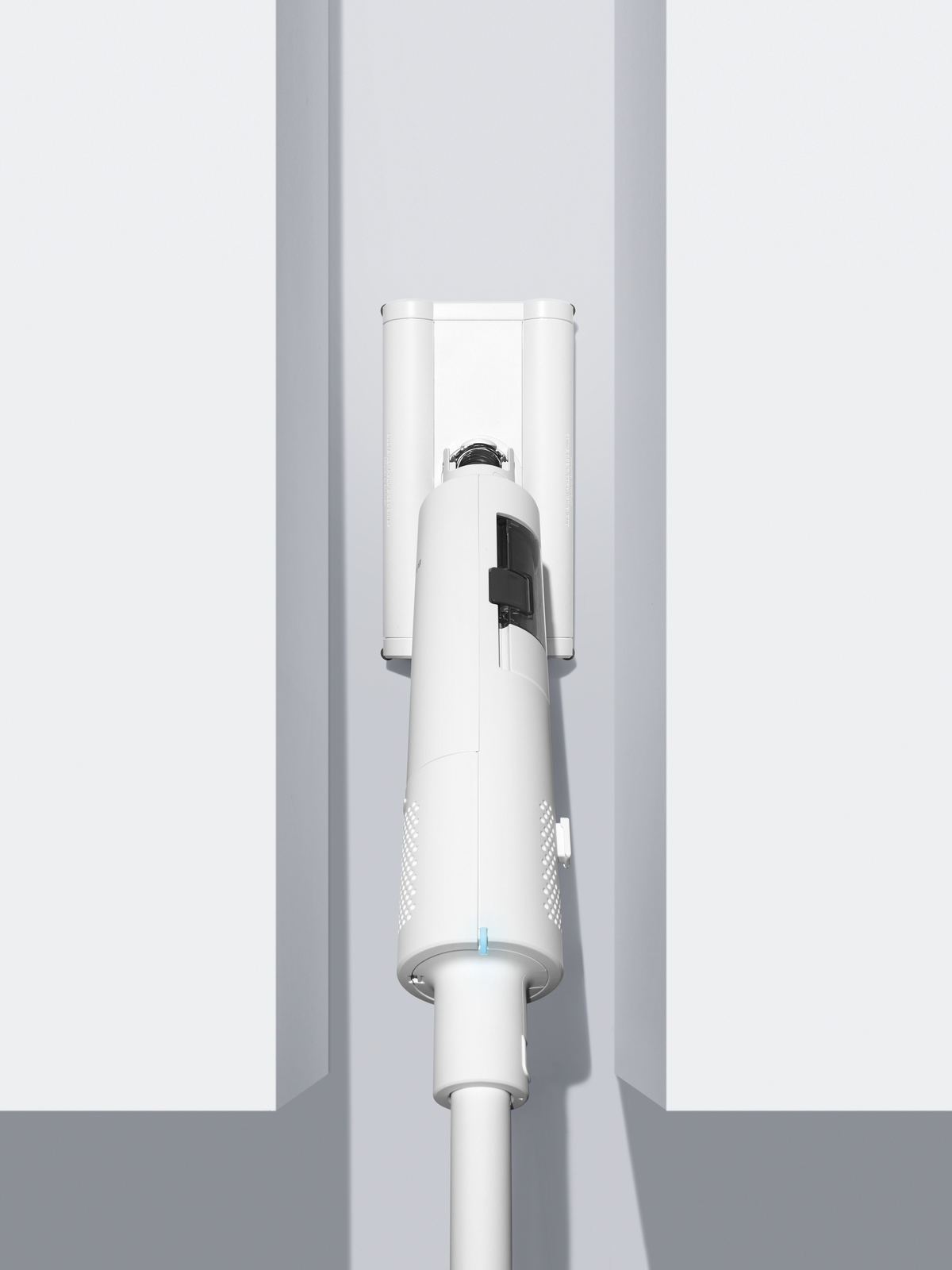 縦にも横にも360°自由に動くホバークラフトの動きを掃除機のヘッドで実現。フロア用ワイパーでは一般的な動きだが、確かに掃除機で採用されている例は聞かない。目からウロコの発想だ