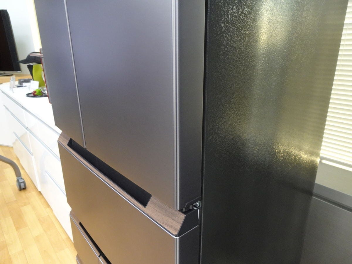 モノのデザイン(123) 家電もインテリアの一部となる時代、シャープが打ち出した冷凍冷蔵庫の新たな選択肢 | マイナビニュース