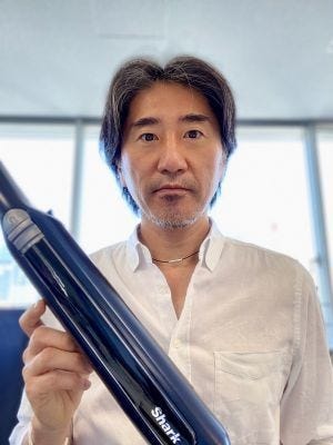 シャーク代表取締役の古屋和輝氏。“日本発”の掃除機として、米国本社のエンジニアと手を組み、<br>企画・開発に一から携わり「我が子のようにかわいい」と製品を手に秘話を語った